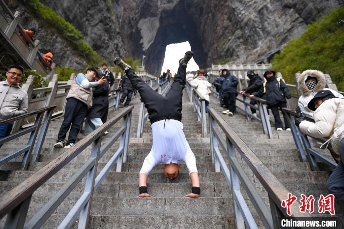 孙国山双手倒立攀登张家界天门山999阶天梯。向韬 摄