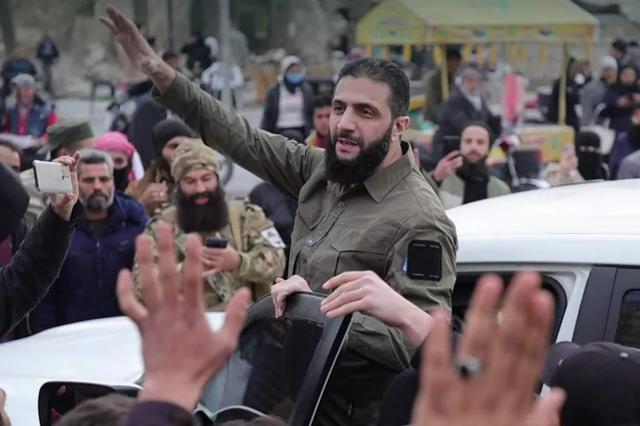 朱拉尼在拿下阿勒颇后访问了当地城堡。