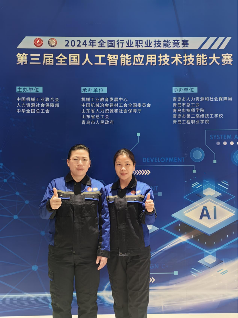 谢琴、戴丽梅老师在大赛现场