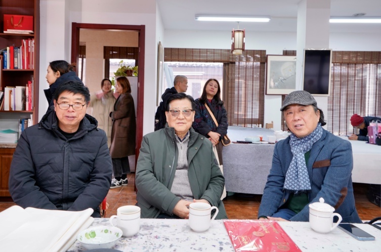 在南京与文艺评论家张澜涛拜会书画、鉴赏大家萧平 (2023年摄)