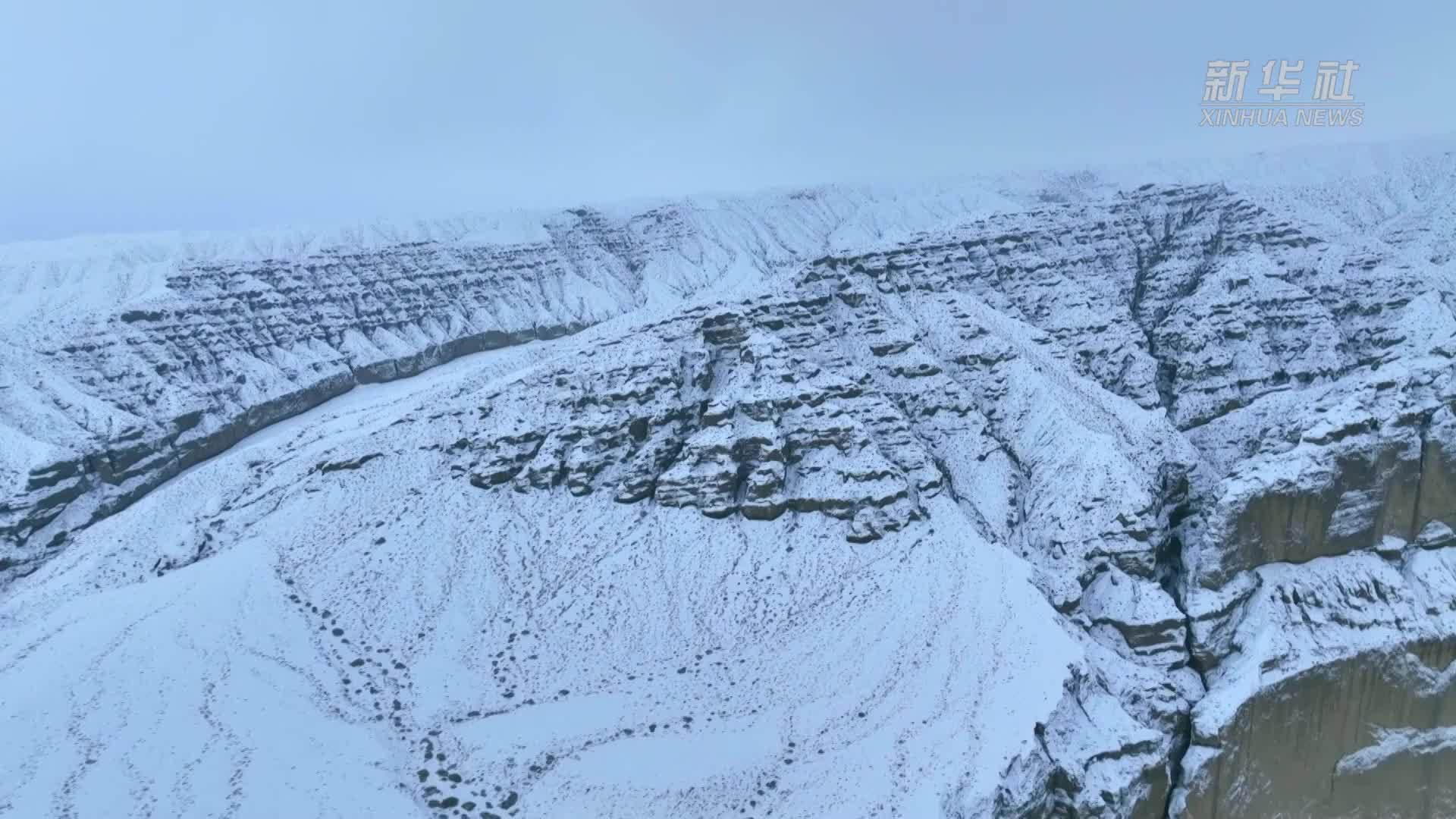 新疆轮台县：百里雅丹冰封雪盖