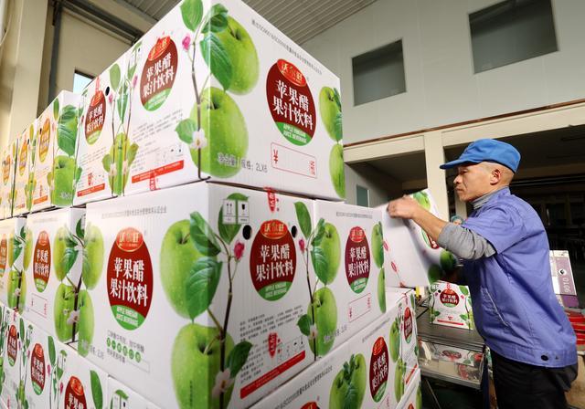 12月8日,在河北省晋州市一家果品深加工企业,工人在果汁生产线上工作。新华社记者 杨世尧 摄