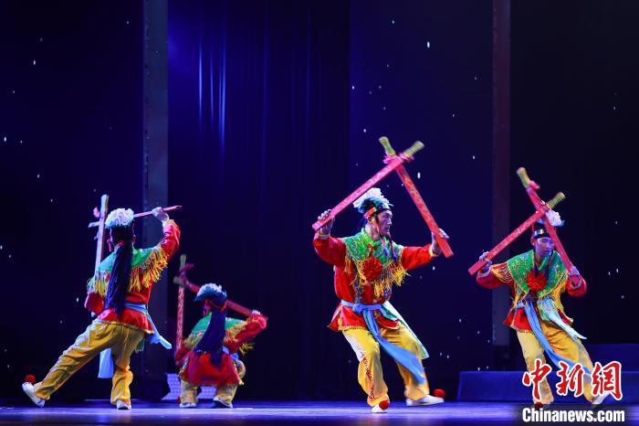 12月10日，甘肃兰州，《陇原回响》非遗展演晚会——“甘肃非遗进校园”活动走进兰州文理学院。田鹏鹤　摄