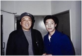 在央视采访主持人撒贝宁 (2002年摄)