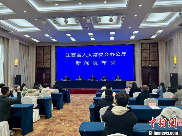 图为9日，江西省人大常委会办公厅举行《江西省献血条例》新闻发布会。朱莹 摄