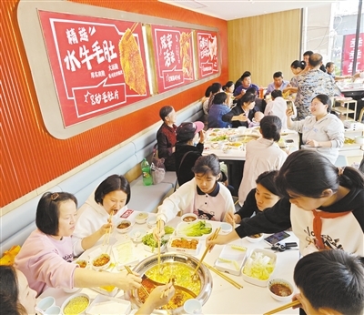 火锅店内顾客爆满