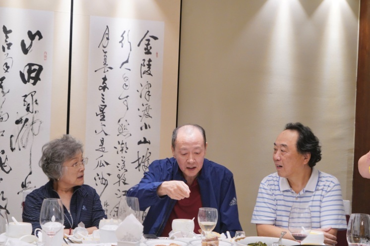 在南京与演员宋春丽、侯天来 (2024年摄)