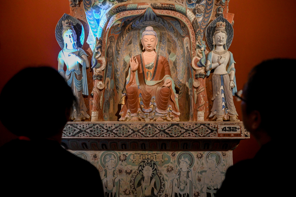 2024年9月20日，上海，中华艺术宫，游客在参观莫高窟第432窟 西魏的佛、菩萨像（中心柱）复制品。 澎湃新闻记者　朱伟辉　图