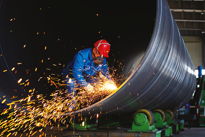 宝石管业工人检测并修磨钢管内壁