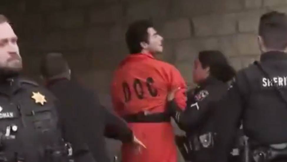 纽约枪击案嫌犯出庭咆哮怒吼！麦当劳因“告密”遭汉堡王挑衅