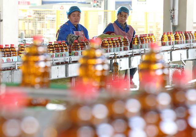 12月8日,在河北省晋州市一家果品深加工企业,工人在果汁生产线上工作。新华社记者 杨世尧 摄