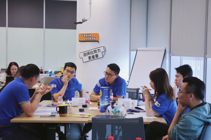 90后新生代在美赞臣Eagle展翅人才发展项目中热烈讨论