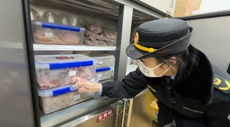 这是兰州市城关区市场监督管理局工作人员检查回访整改后的餐饮商户　新华社发