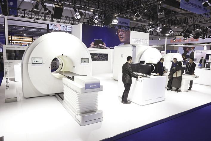 知名企业参展商带来的大型医疗器械现场展出。