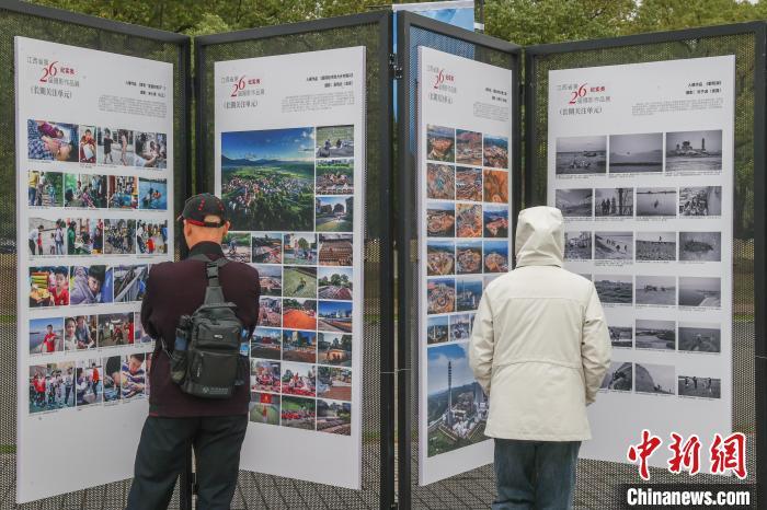 12月7日,江西省第26届摄影作品展览在南昌开幕。图为民众观展。刘力鑫 摄