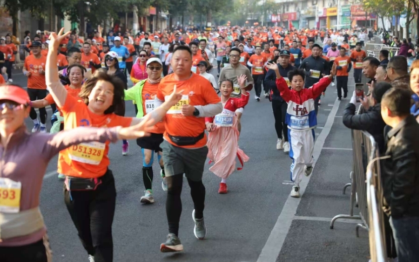 2024赣州马拉松鸣枪起跑