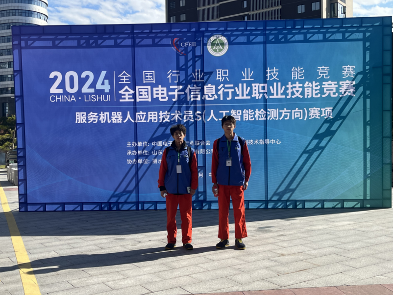 学生文中（左）、张乐（右）在参赛现场