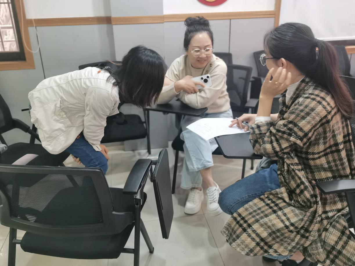 组员分组讨论活动方案