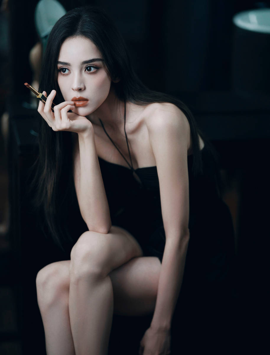 娜扎身材苗条纤细。