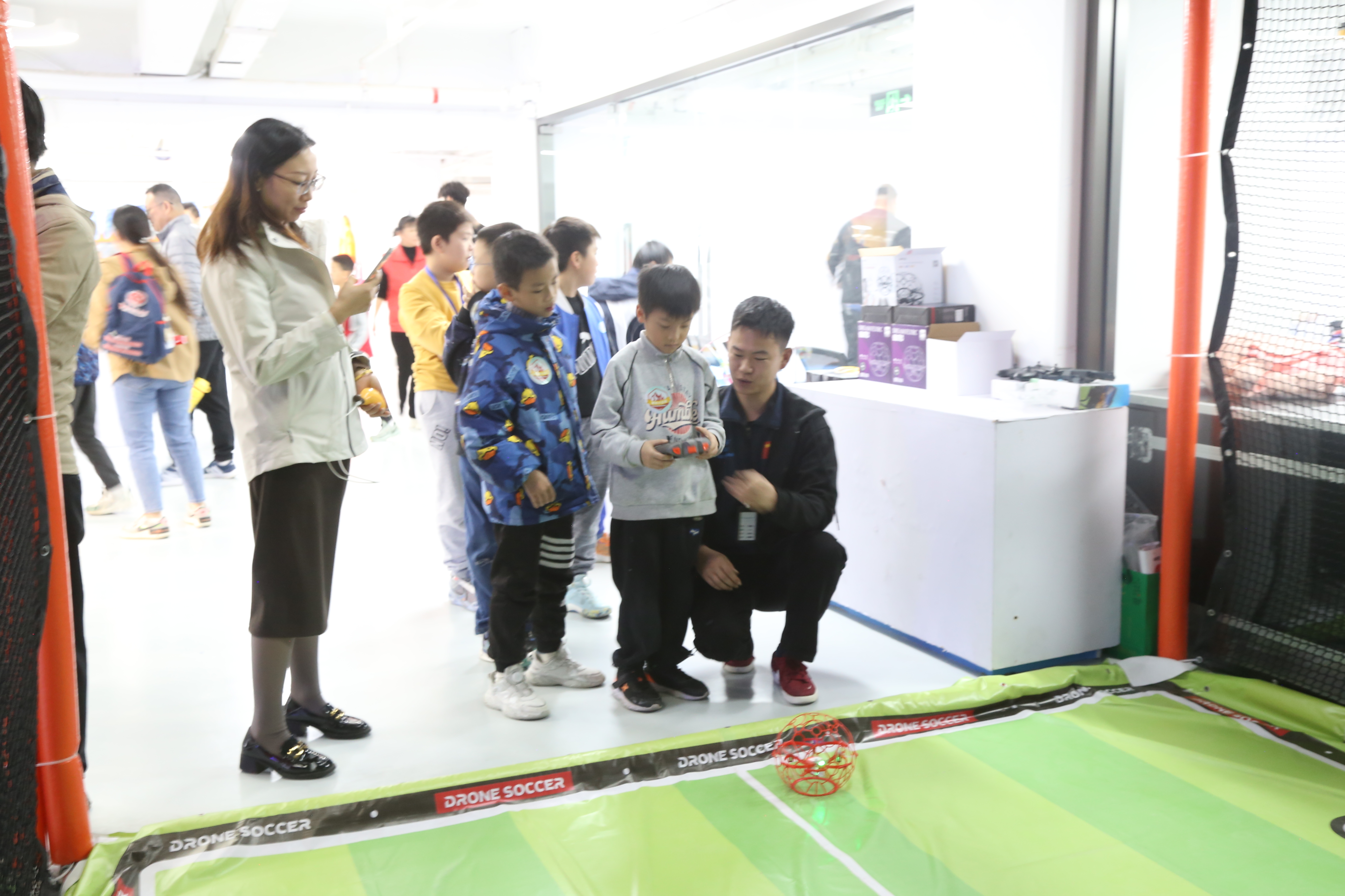 “鹏城小飞侠”无人机课堂：百名小主编开启航空科技探秘之旅