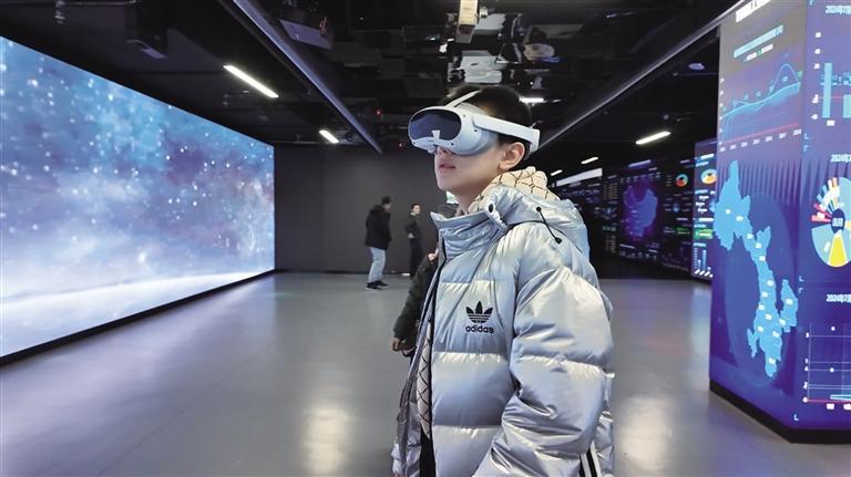 戴上VR眼镜体验古老建筑的历史韵味