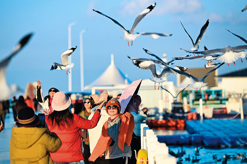 搭客在青海湖二郎剑景区游玩（2024年10月18日摄） 张龙摄/本刊