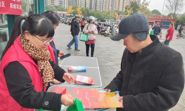 图为该区开展普法宣传活动。