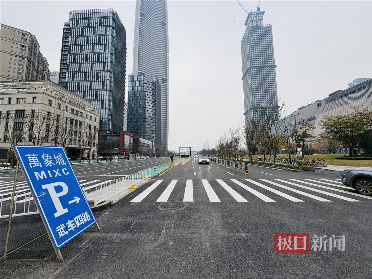 通车后的武车四路，双向八车道宽阔通达.jpg