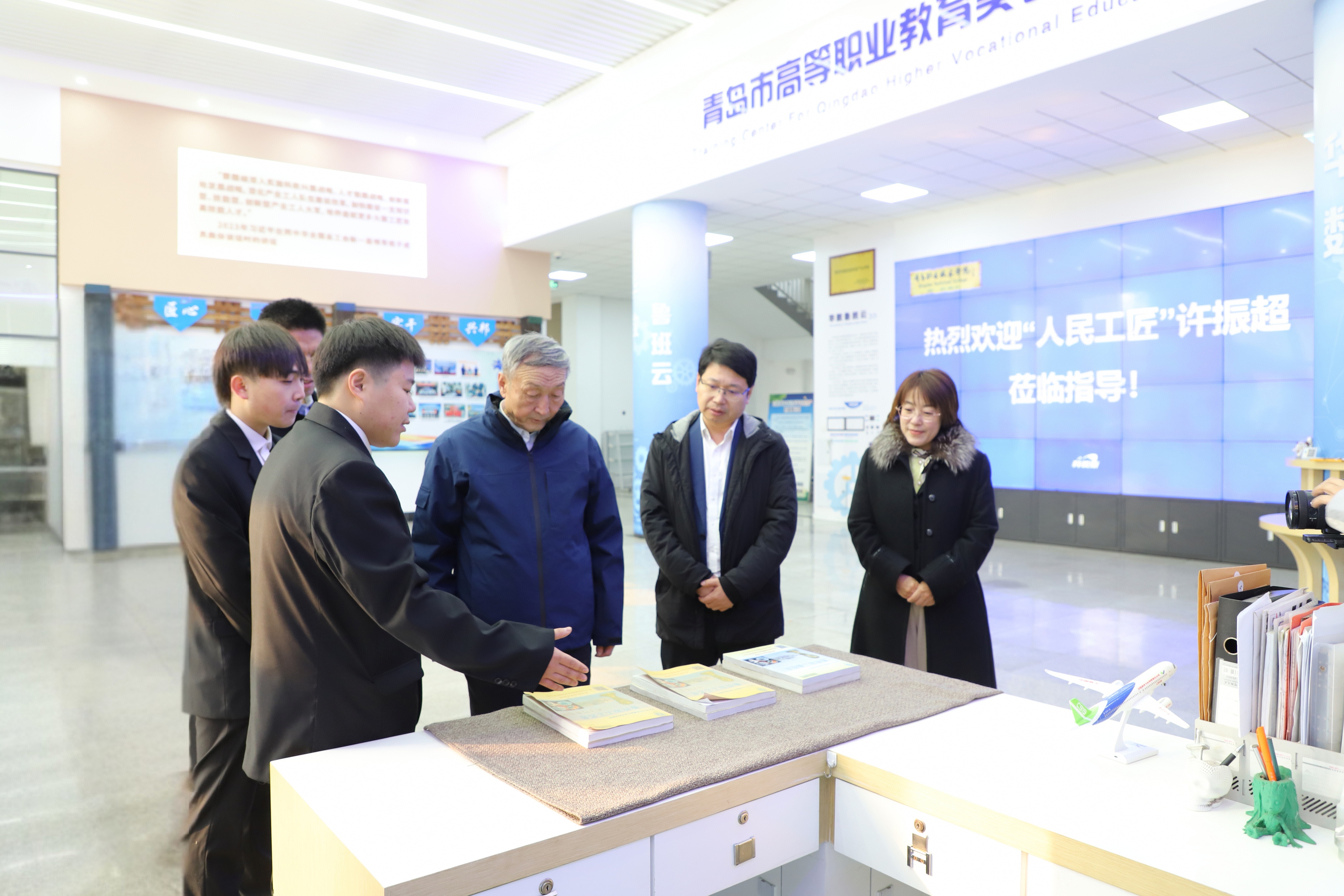 “人民工匠”许振超走进青岛职业技术学院为师生讲述“我走过的工匠路”