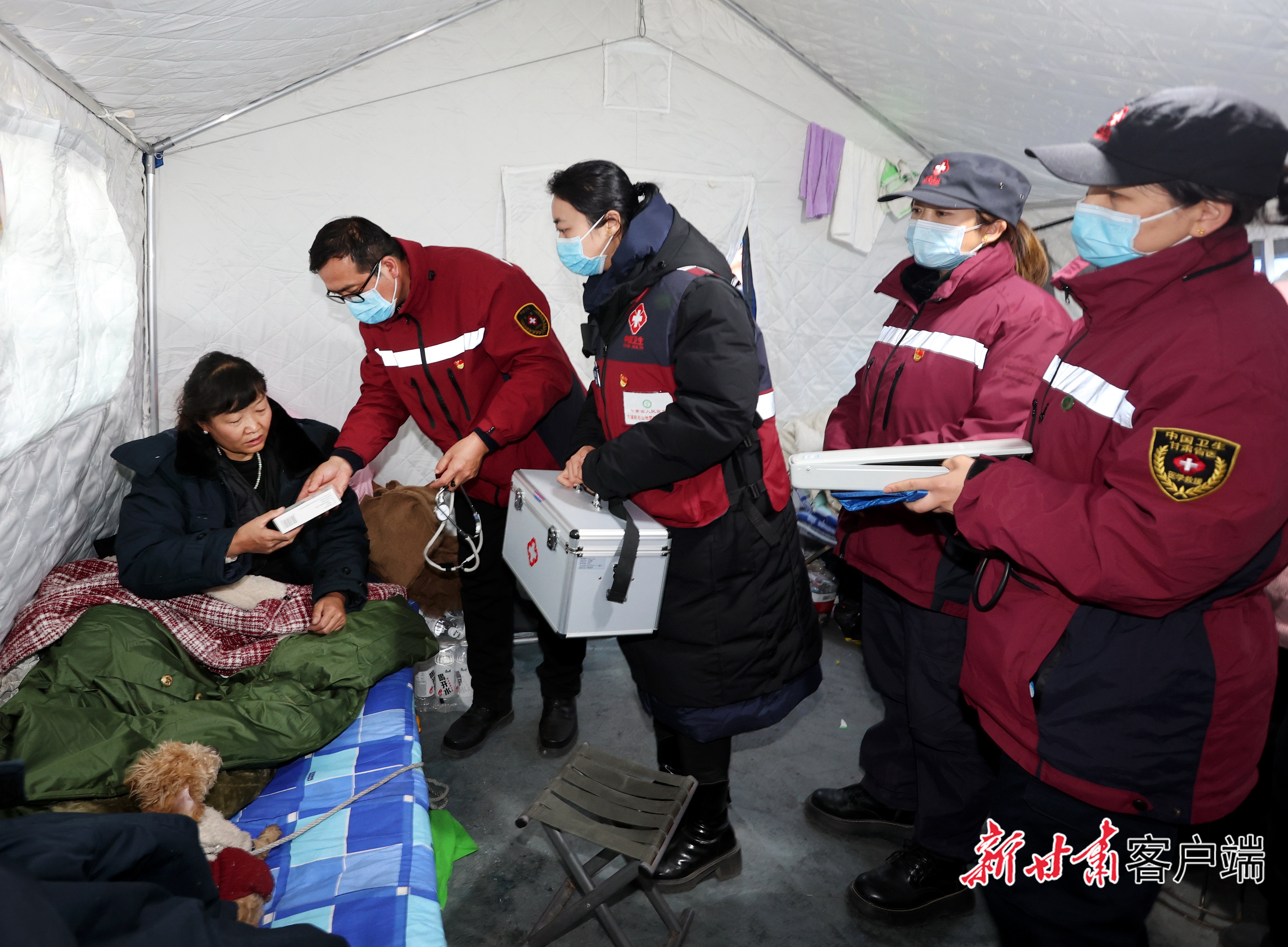 2023年12月24日，在积石山县大河家镇大河村安置点，甘肃省人民医院青年医师党员先锋队开展医疗巡诊工作。新甘肃&middot;甘肃日报记者　田蹊　冯乐凯　摄