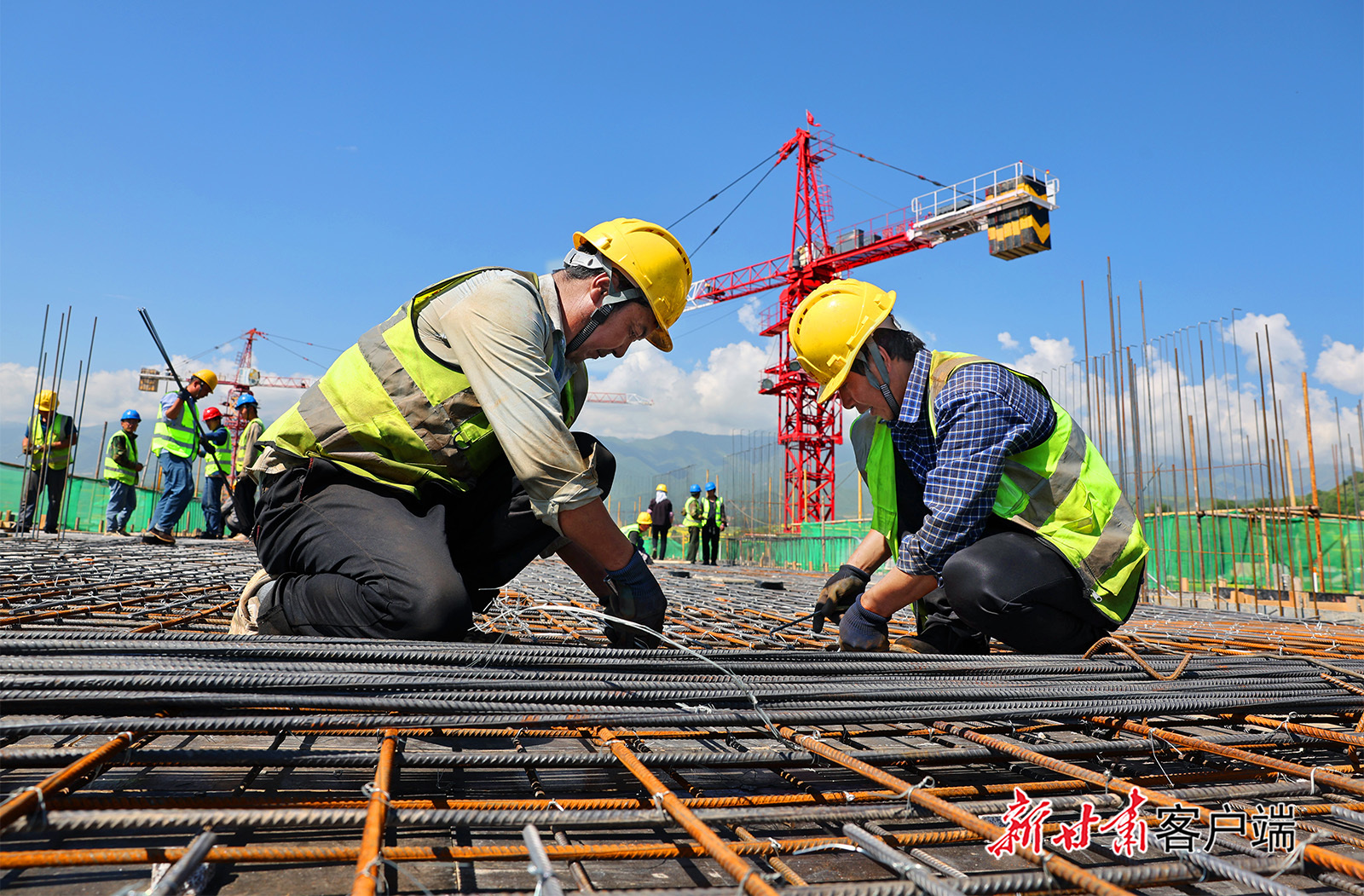 2024年6月，积石山县大河家镇陈家村灾后恢复重建集中安置点项目建设现场，工人正在精心施工。新甘肃&middot;甘肃日报记者　田蹊