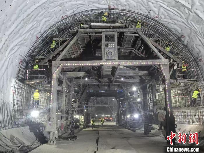 图为施工现场。　温朋 摄