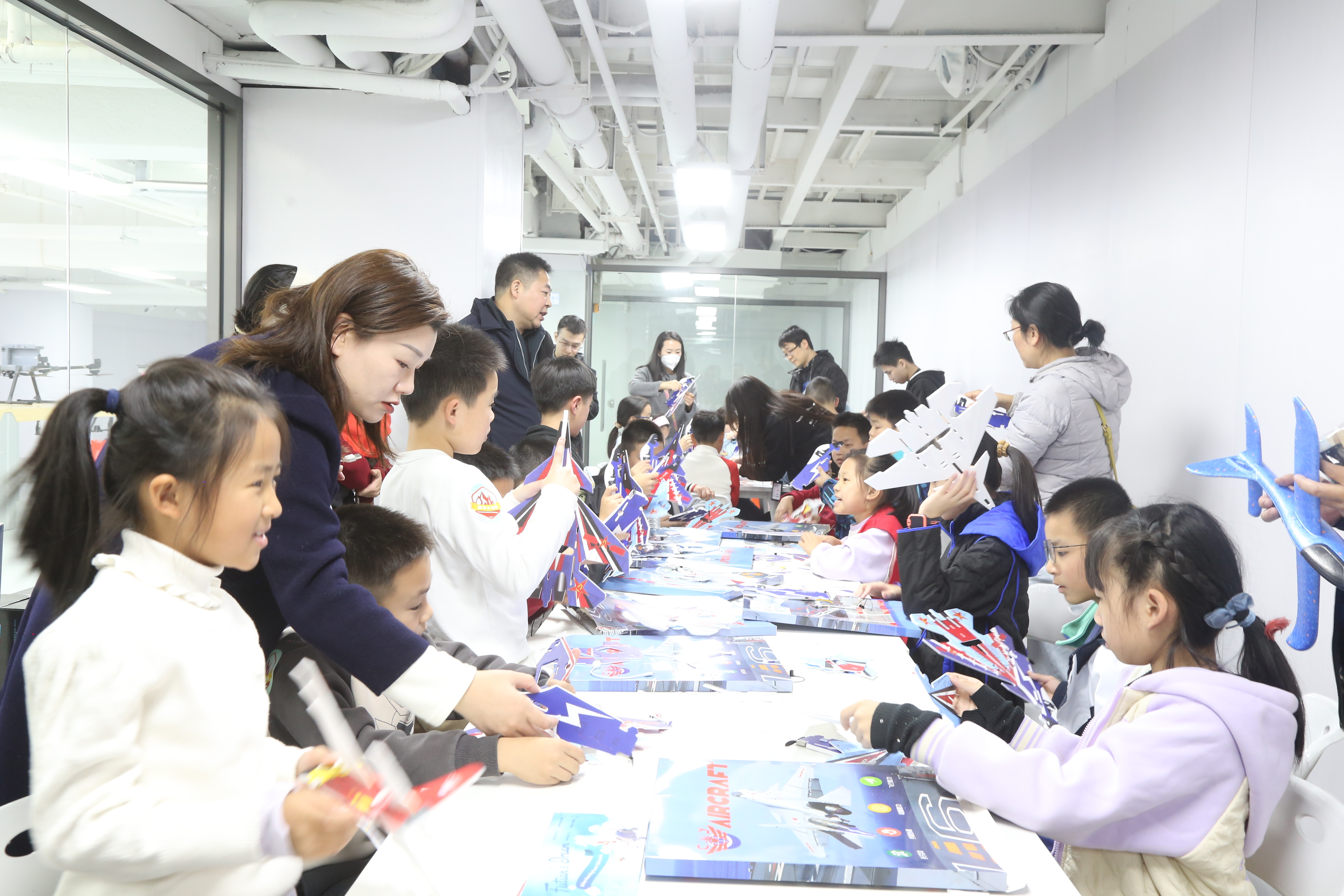 “鹏城小飞侠”无人机课堂：百名小主编开启航空科技探秘之旅