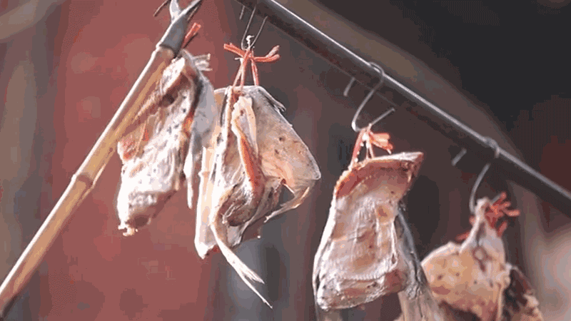 ▲晒腊鱼(图片来源:上饶文旅)