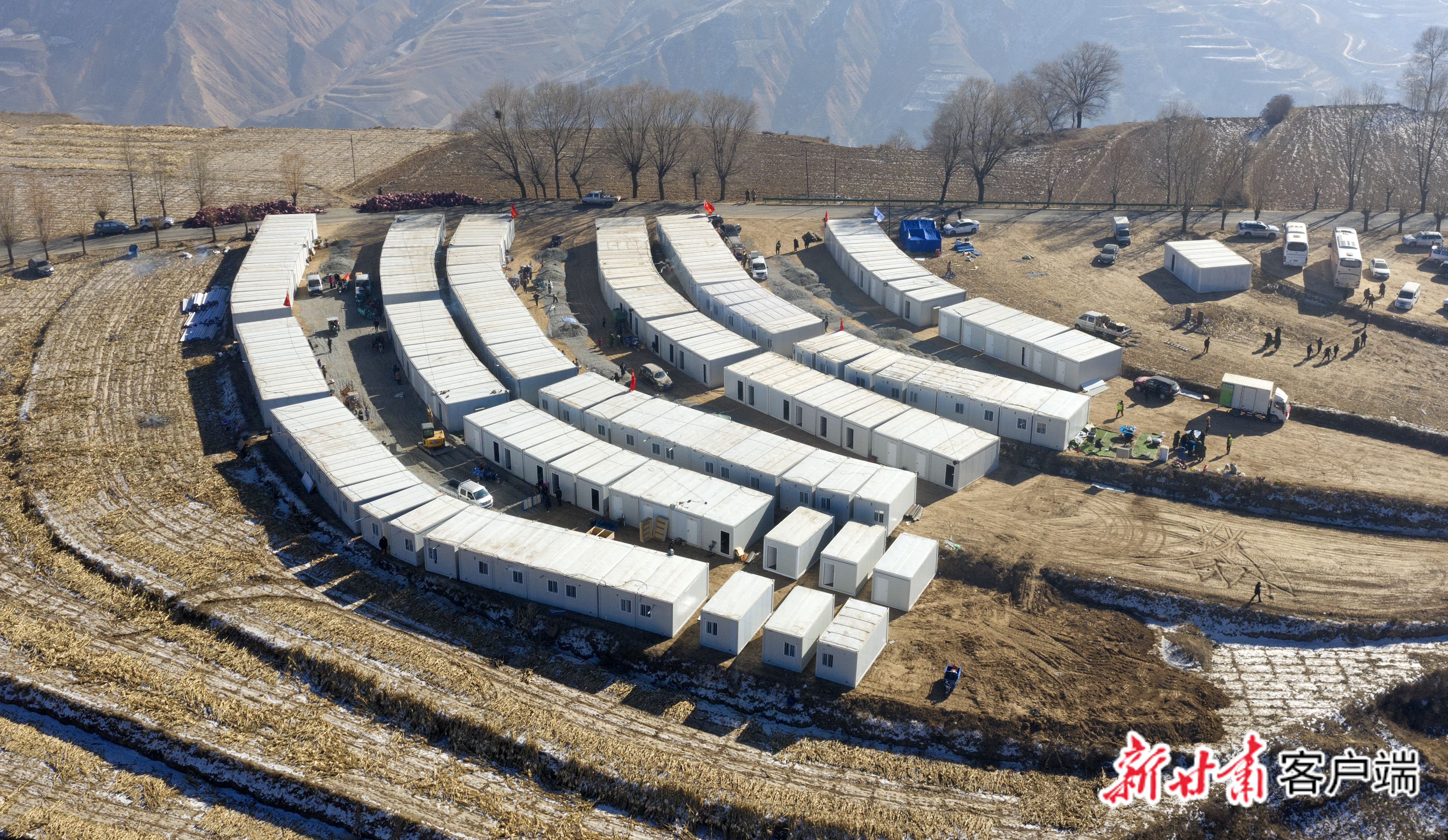 2023年12月24日，俯瞰积石山县石塬镇石塬村过渡性板房安置点。新甘肃&middot;甘肃日报记者　田蹊　摄