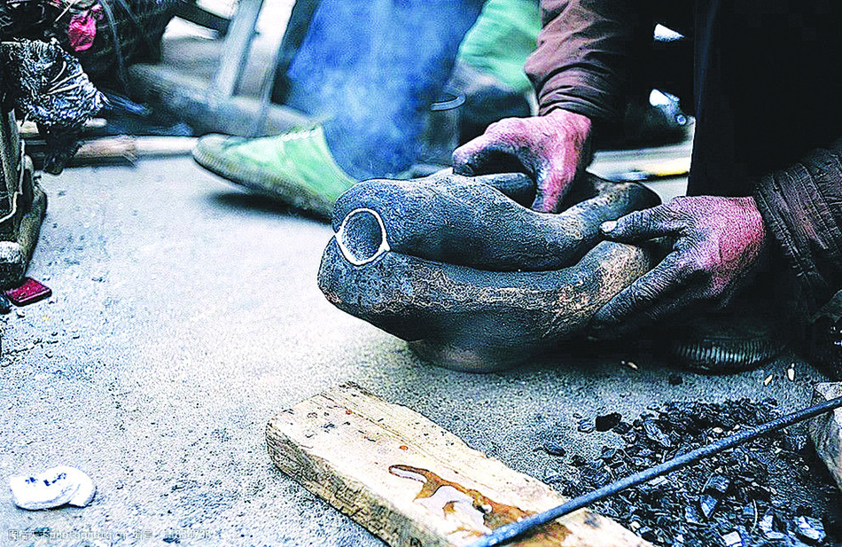 “百炼钢”纯手工锻造“绕指柔”　守艺人玩转打铁飞花