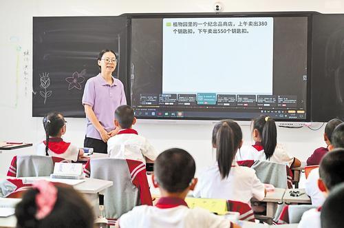9月4日，唐山市第六中学援疆教师李亚楠在二师铁门关市华山二中课堂上与学生互动。 本报记者 张昊摄