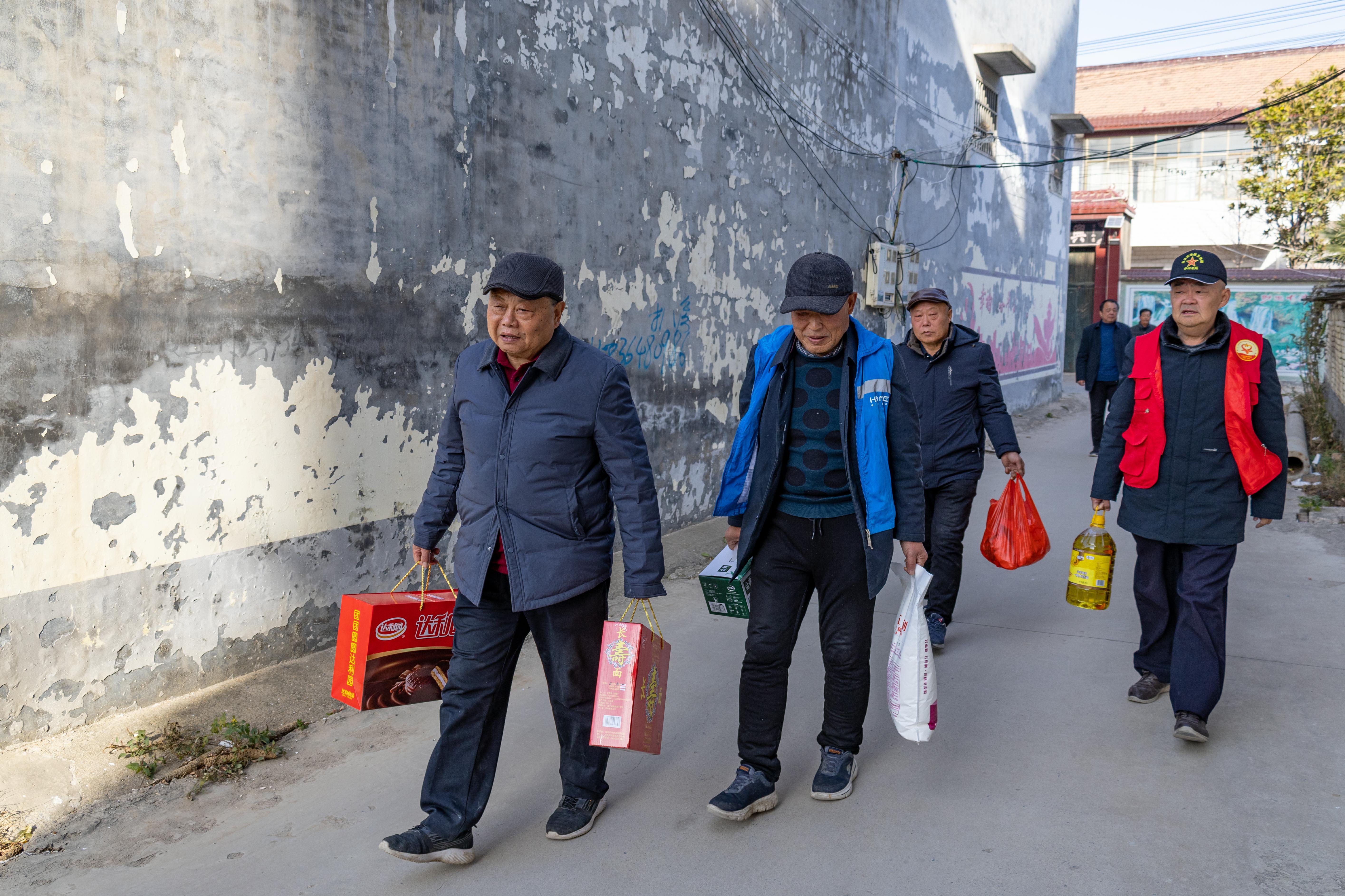 “你为国尽忠 我替你尽孝” 河南省柘城县退役老兵关爱烈士父母