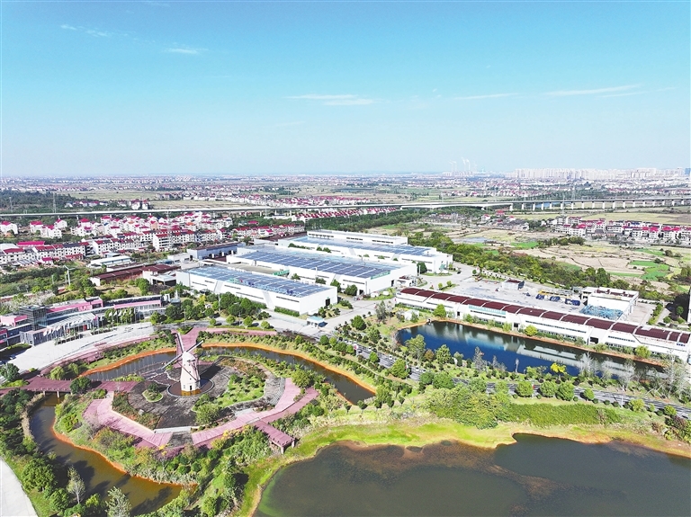 丰城市循环经济产业园已签约企业200余家，形成废旧资源回收、拆解、分选、熔炼、精深加工的完整循环经济产业体系。