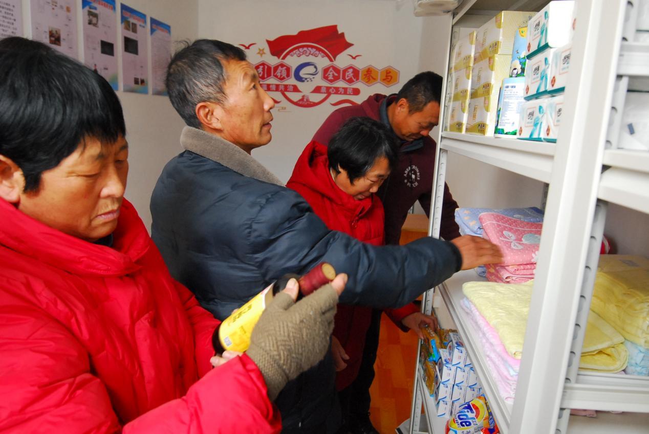 12月20日，山东省青岛市即墨区温泉街道山里村村民在村庄的“数字积分超市”挑选商品。