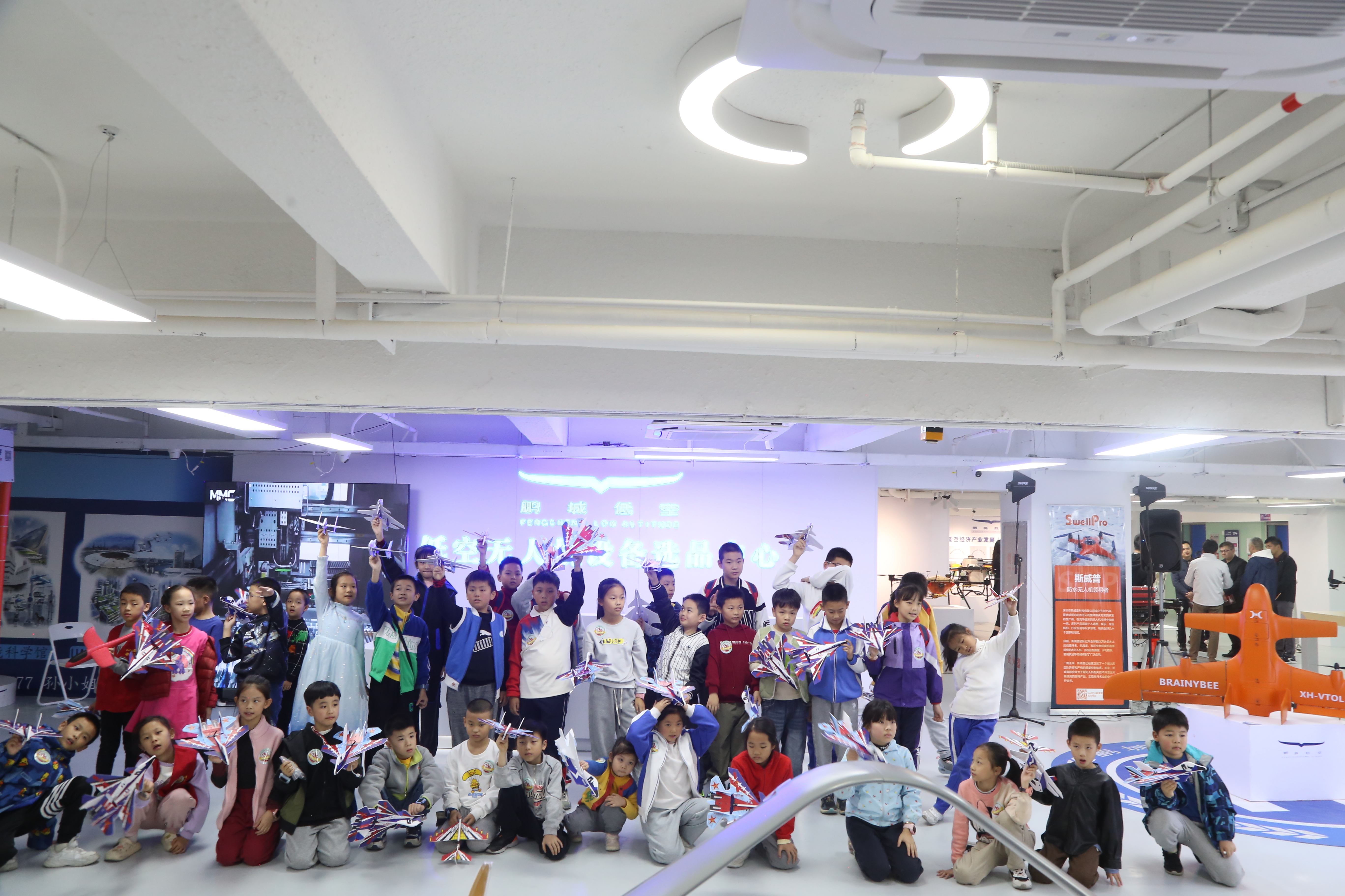 “鹏城小飞侠”无人机课堂：百名小主编开启航空科技探秘之旅