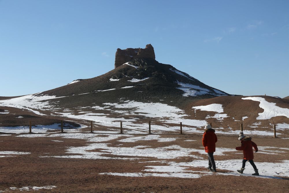 2024年12月14日，游客在甘肃省敦煌市阳关景区参观。张晓亮　摄