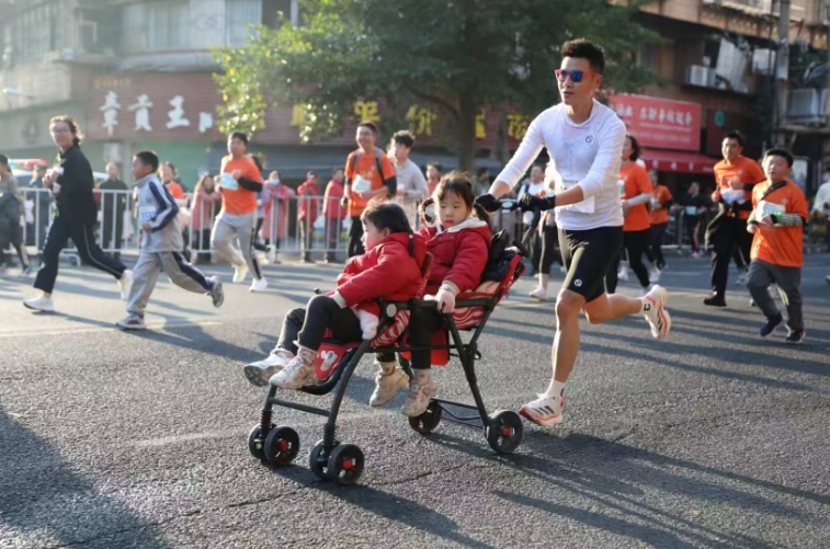 2024赣州马拉松鸣枪起跑