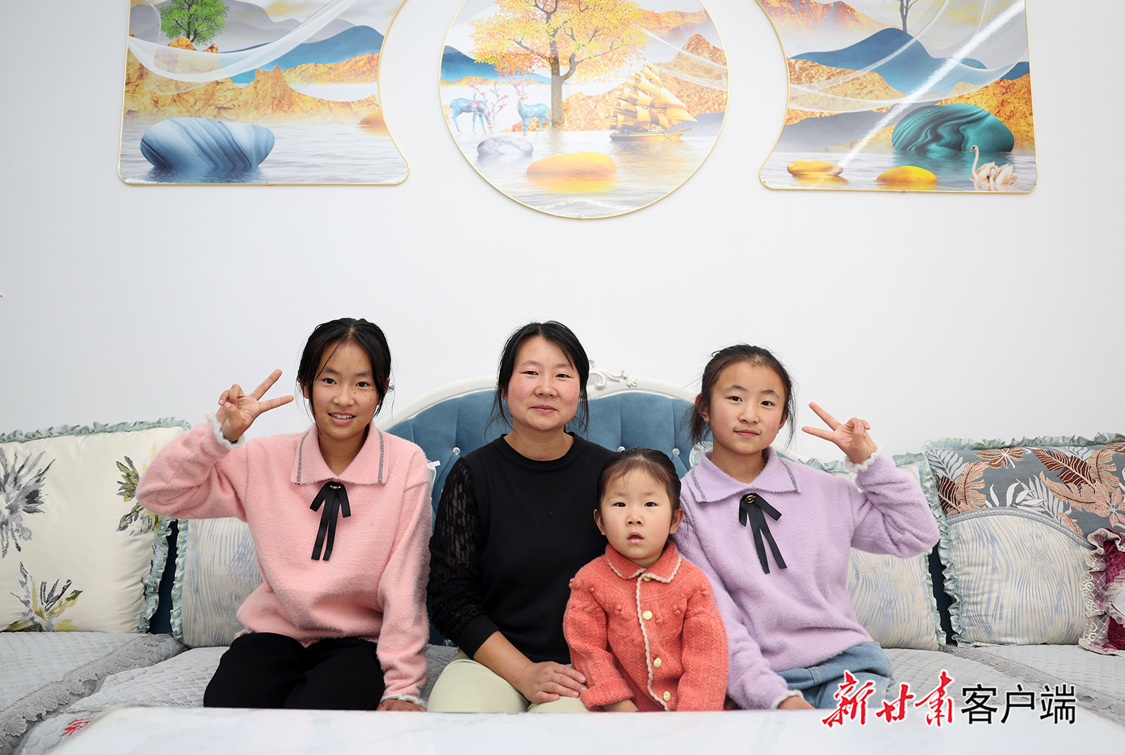 2024年11月，胡林家乡朝阳社区杜青青和三个女儿一起在新家拍摄合影。新甘肃&middot;甘肃日报记者　冯乐凯