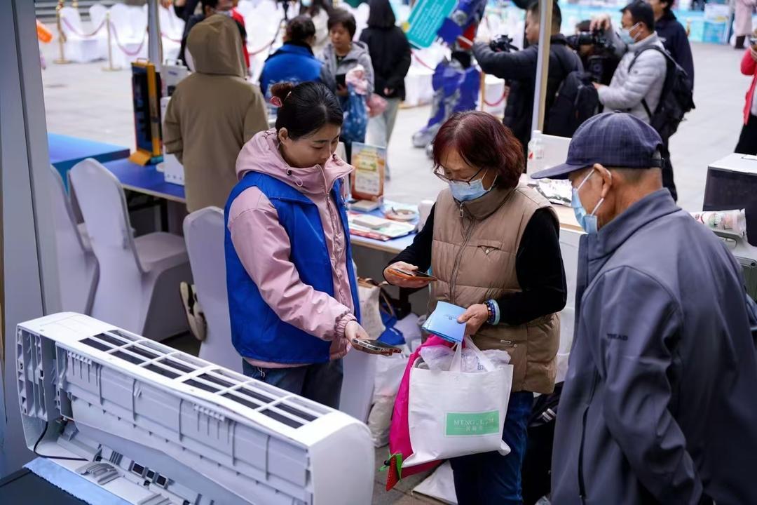 11月16日，10余家企业在“利企惠民政策在身边”首场新闻发布会上摆起展台，吸引不少消费者咨询购买。