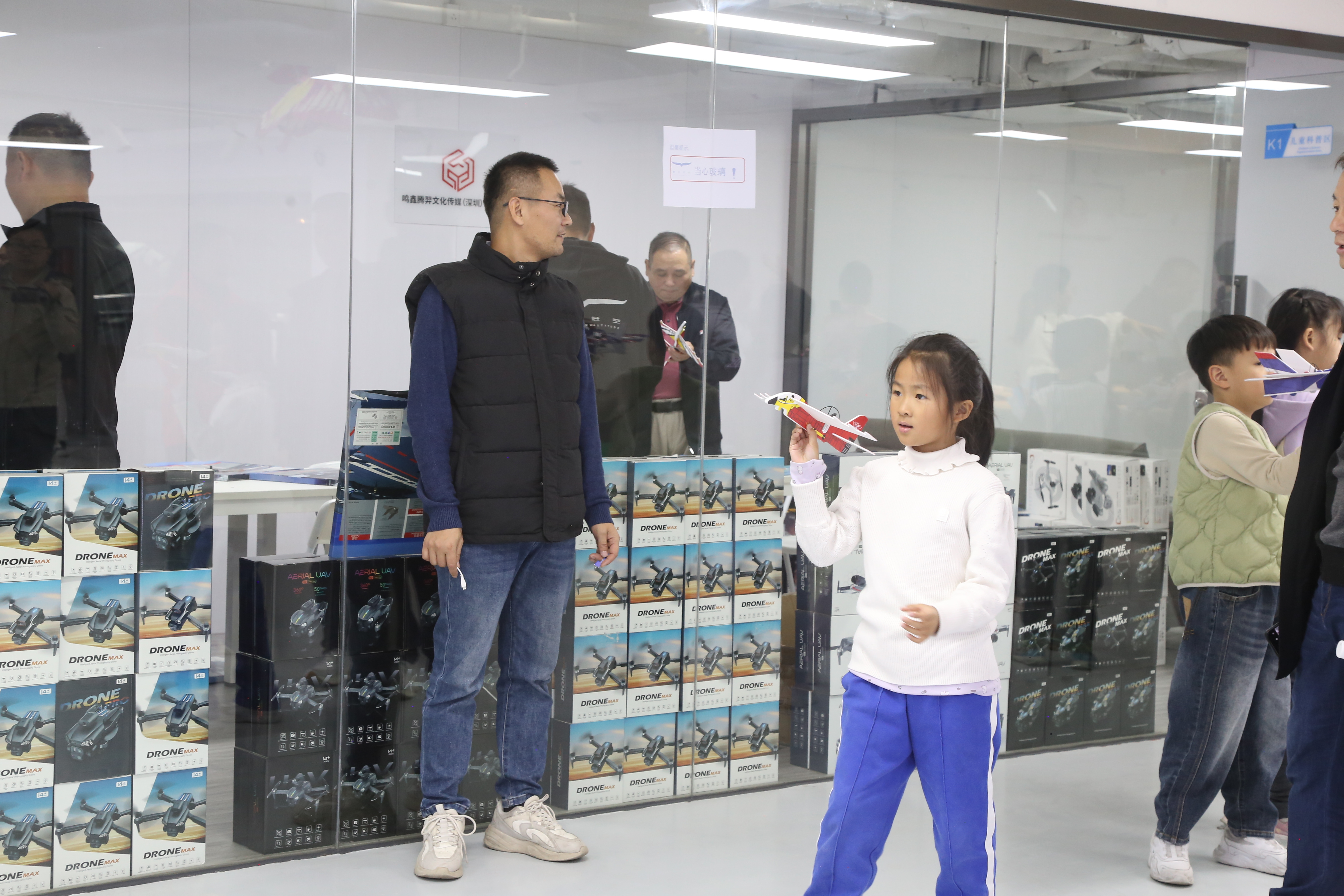 “鹏城小飞侠”无人机课堂：百名小主编开启航空科技探秘之旅