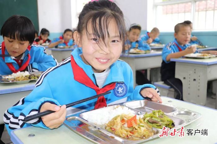 孩子们正在开心地吃营养午餐（本文图片均由崆峒区融媒体中心提供）