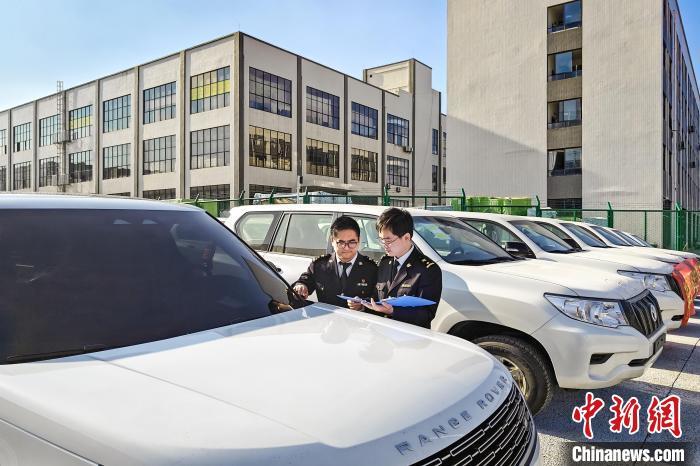 12月18日，海关工作人员核验进口车辆信息。陈义雄 摄