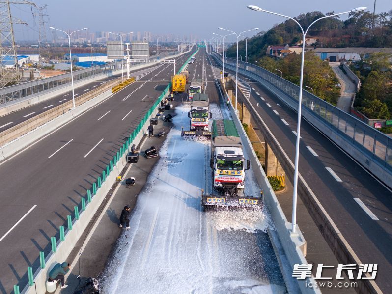 12月19日，2024年度长沙市城管系统扫雪除冰应急演练活动在湘府路举行。长沙晚报全媒体记者 郭雨滴 摄