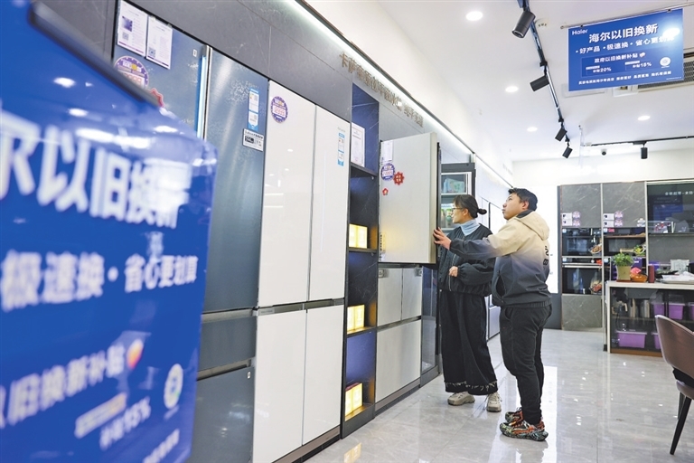 11月27日，丰城市一家电卖场，市民在选购享受“以旧换新”政策补贴的家电。